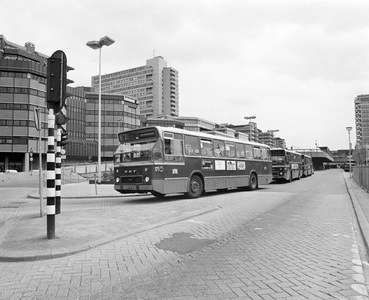 881041 Afbeelding van enkele autobussen van het G.V.U. op het autobusstation op het Stationsplein te Utrecht.